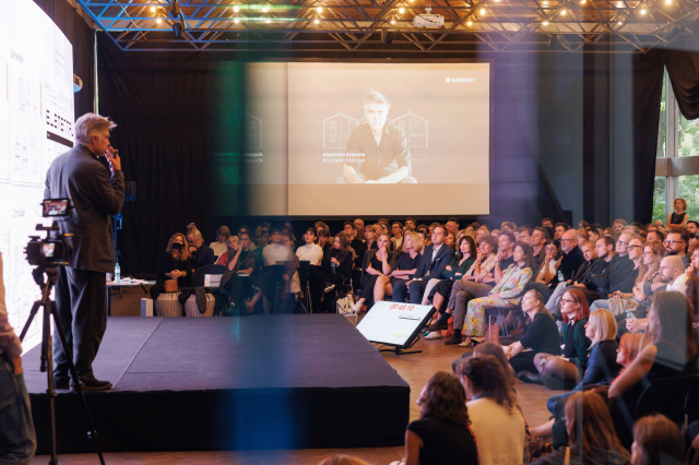 Inspirujące wykłady Alejandro Araveny zgromadziły w Warszawie i Krakowie tłumy zainteresowanych architekturą społeczną 