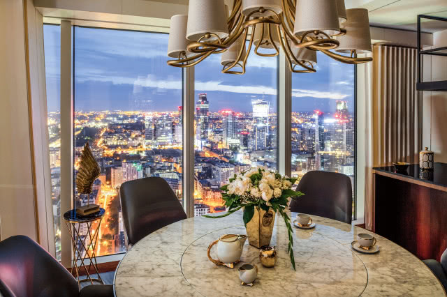 Kolacja przy świecach to nic ciekawego, gdy wieczorny posiłek oświetla  rozjarzona panorama stolicy.