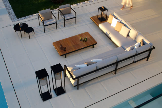 luksusowe meble na zewnątrz, taras, narożnik, fotele, stolik, oświetlenie