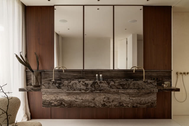 Brązowa ścianka z podwójną umywalką z kamienia