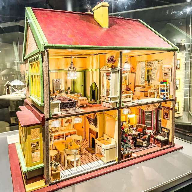 oświetlony domek dla lalek