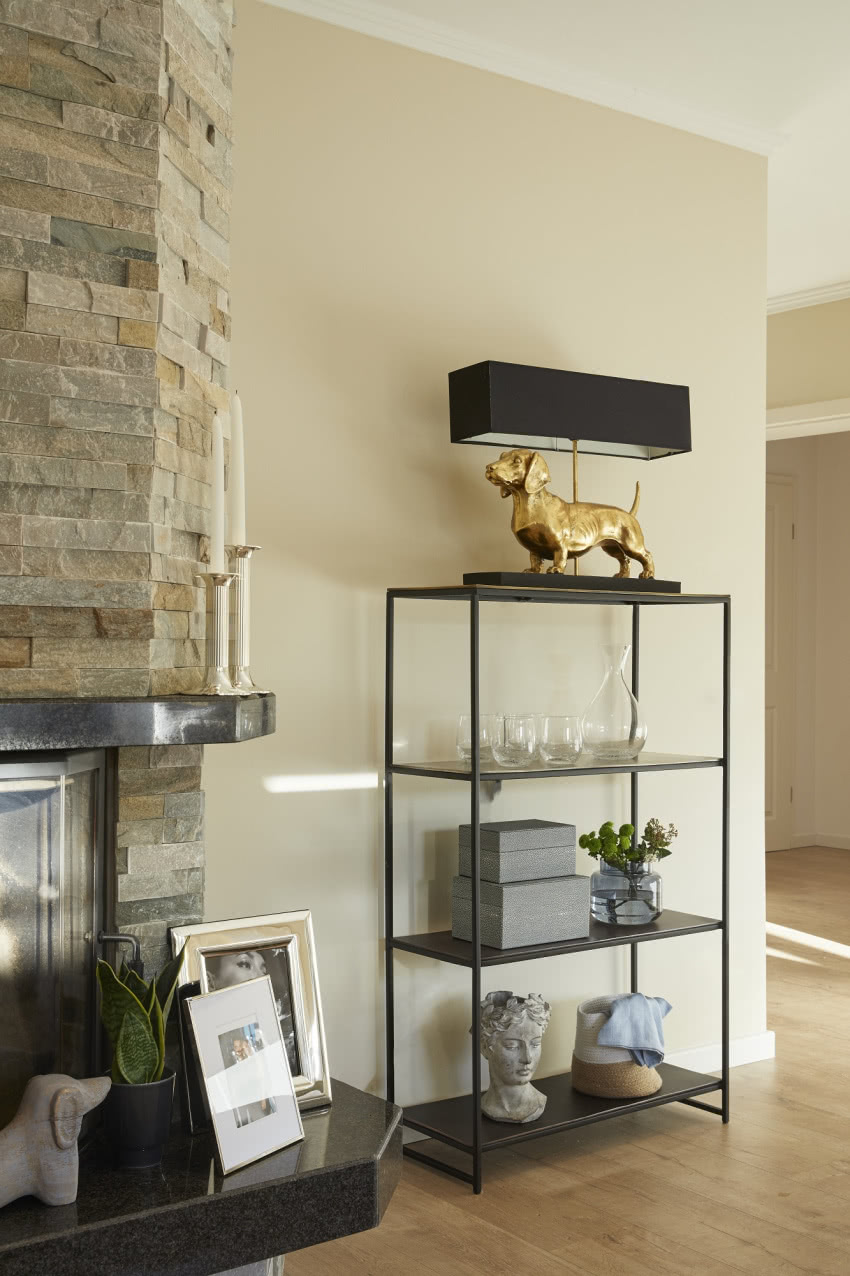 Obok kominka stanęła minietnażerka, która jest...