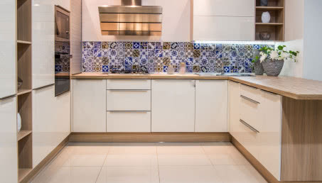 Jakie odległości w kuchni? Zasady ergonomii między szafkami