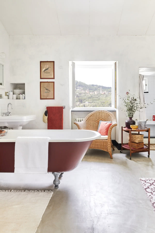 wanna wolnostojąca w bordowym kolorze