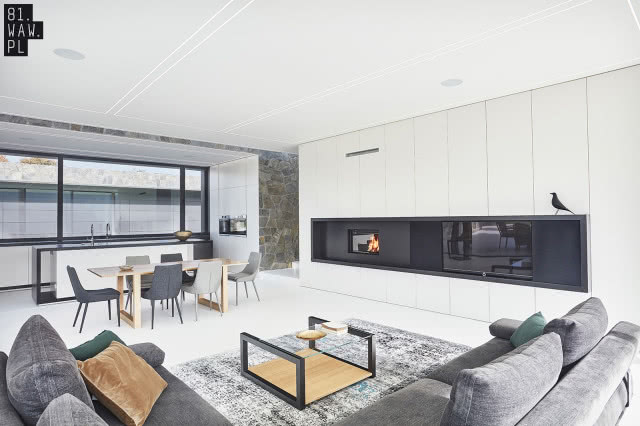 Niebanalne wnętrze domu ukrytego na polu