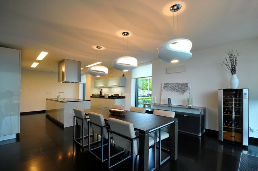 Przy dużym drewnianym stole może - po rozłożeniu...