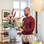 Prosty stolik kawowy z czarnego marmuru w innej...