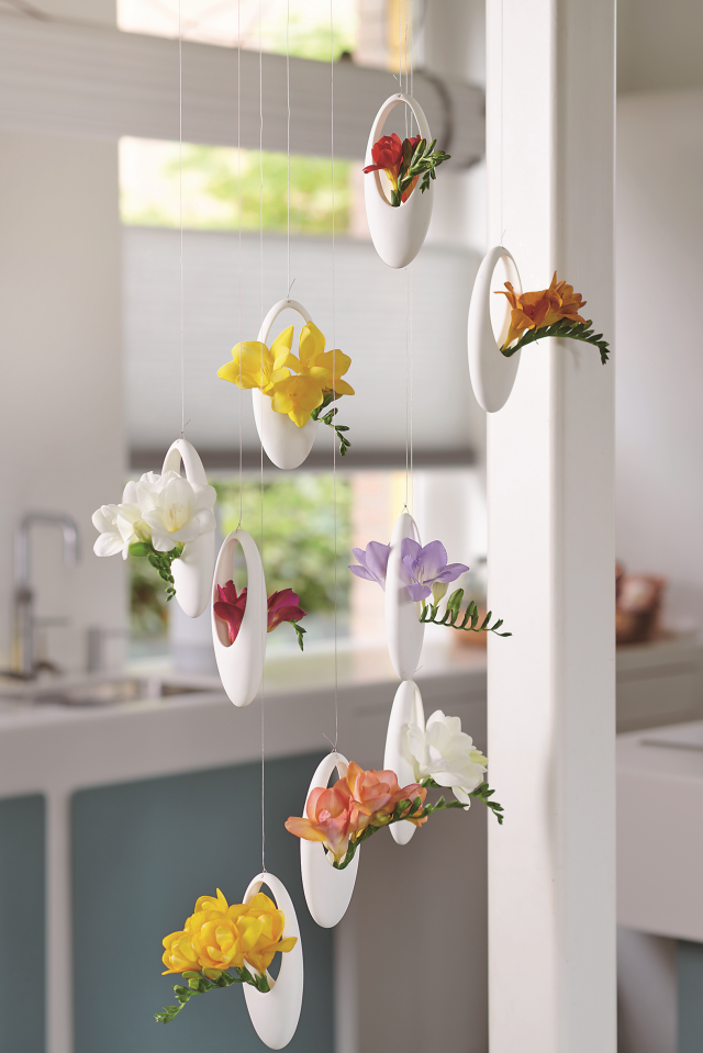 Frezje w wiszących wazonach