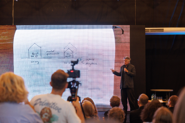 Inspirujące wykłady Alejandro Araveny zgromadziły w Warszawie i Krakowie tłumy zainteresowanych architekturą społeczną 