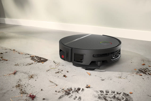 Robot sprzątający Bosch Spotless 2 podczas odkurzania zabrudzonej podłogi, wyposażony w system rozpoznawania zabrudzeń.