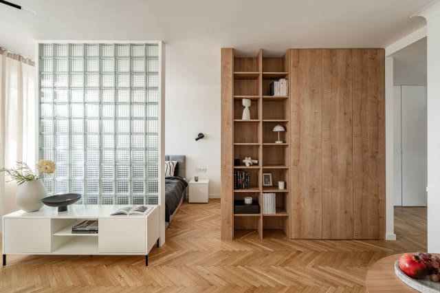 Minimalistyczny salon ze ścianką z luksferów