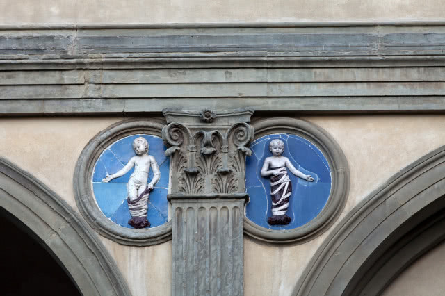 między arkadami medaliony