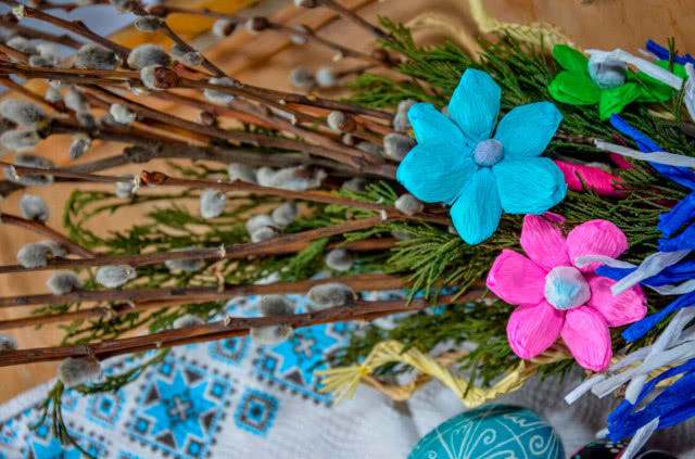 Kwiaty w bibuły palma wielkanocna