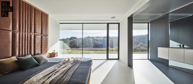 Niebanalne wnętrze domu ukrytego na polu