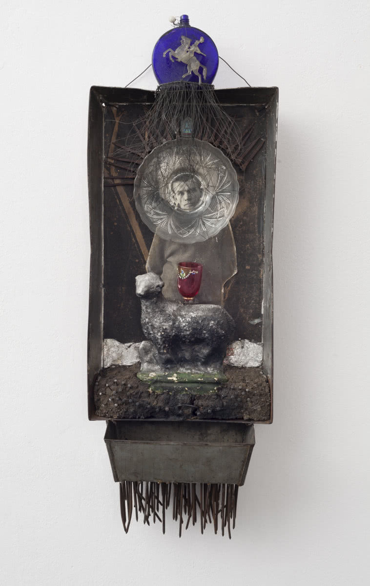 "Adoracja polskiej róży", 1974, asamblaż, 140 ×...