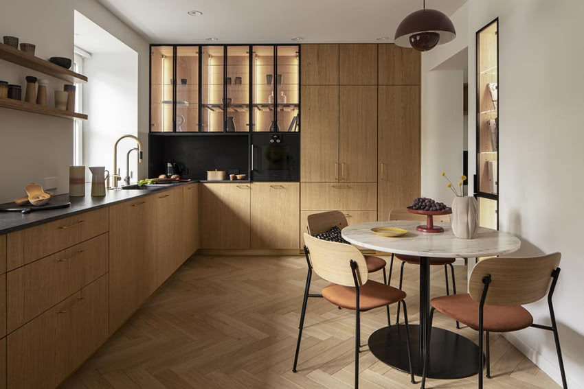 Zabudowa meblowa jest wykończona szczotkowanym...