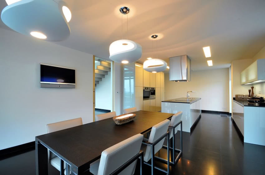 Efektowne lampy nad stołem w jadalni to O-Space...