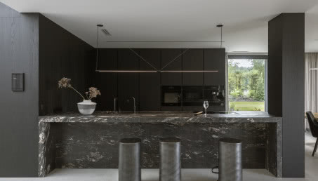 Czarna willa pod Warszawą. Ma wielkie okna i elewację z opalanego drewna!