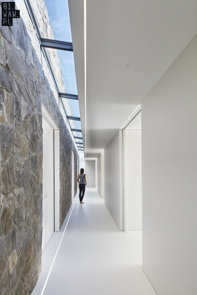 Niebanalne wnętrze domu ukrytego na polu