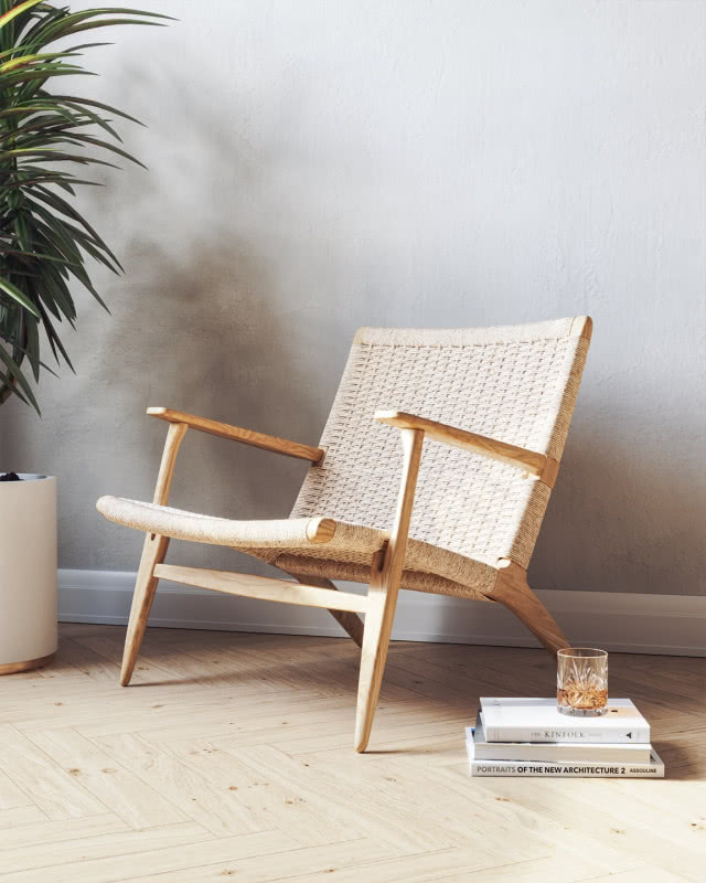 niskie krzesło ujęte z boku obok rośliny