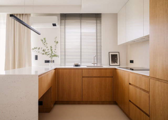 brązowa kuchnia w kształcie litery U