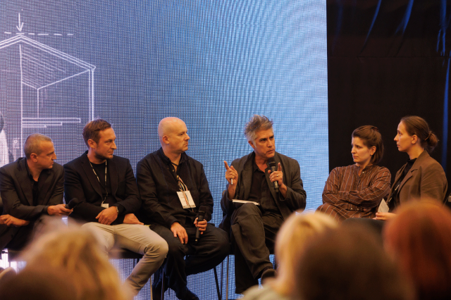 Inspirujące wykłady Alejandro Araveny zgromadziły w Warszawie i Krakowie tłumy zainteresowanych architekturą społeczną 