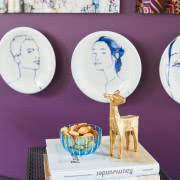 Prosty stolik kawowy z czarnego marmuru w innej...