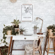 Aranżacja salonu z czerwoną cegłą. Fot. Pinterest