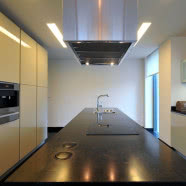 Nowoczesna architektura i widok na Tatry