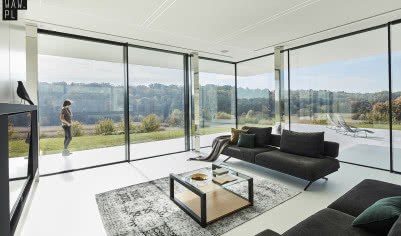 Niebanalne wnętrze domu ukrytego na polu