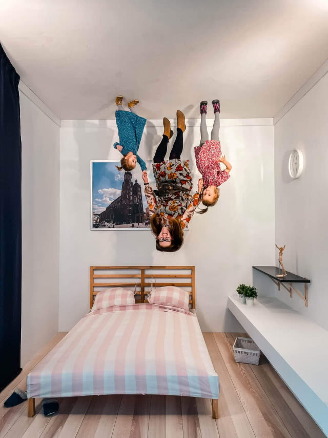 dzieci z mamą na suficie