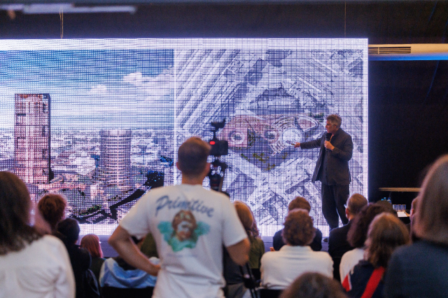 Inspirujące wykłady Alejandro Araveny zgromadziły w Warszawie i Krakowie tłumy zainteresowanych architekturą społeczną 