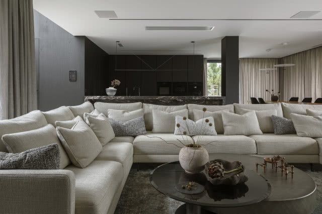 Duży salon z jasną kanapą