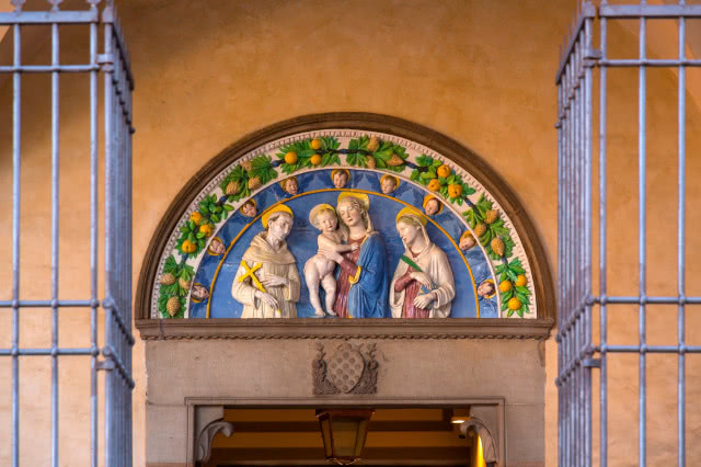 półokrągły portal przedstawiający Madonnę z Dzieciątkiem