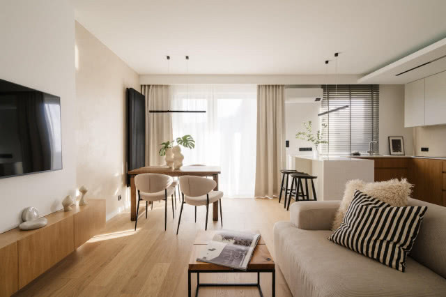 beżowe kolory w mieszkaniu i dębowa podłoga