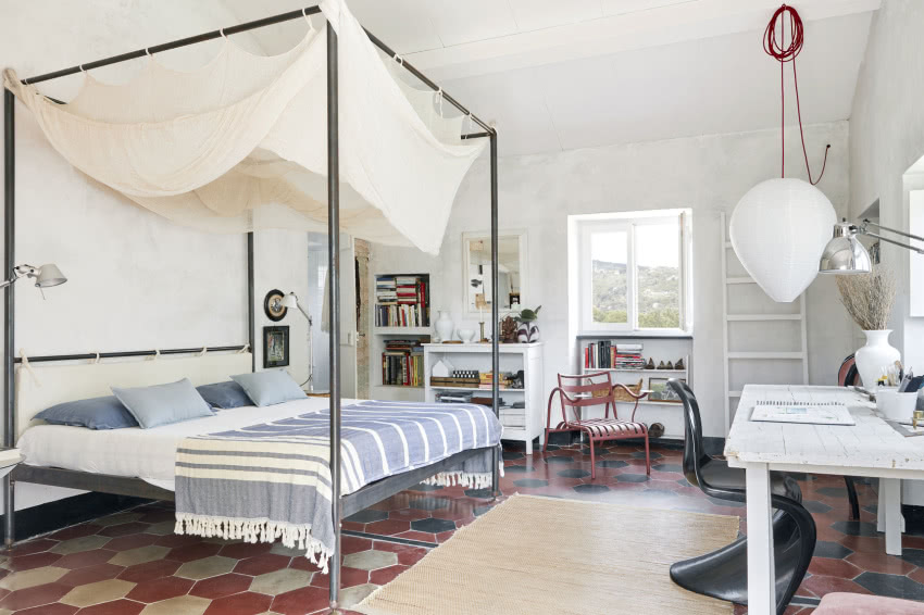 Sypialnia jest bardzo jasna, ma cztery okna i...