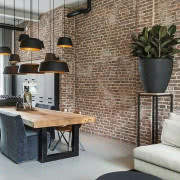 Aranżacja salonu z czerwoną cegłą. Fot. Pinterest