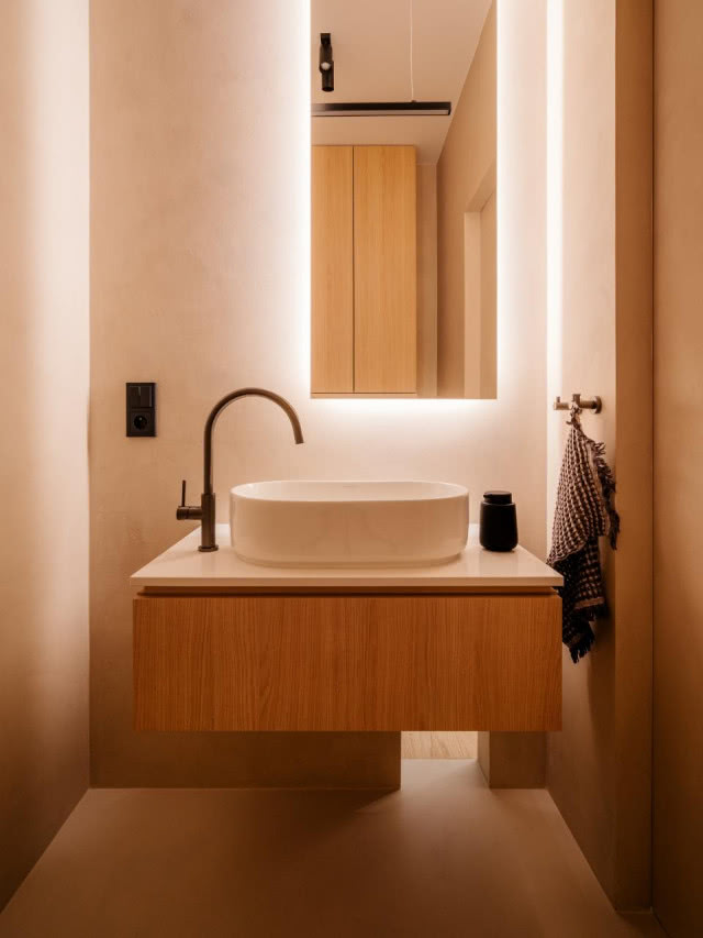 mikrocement na ścianie łazienki