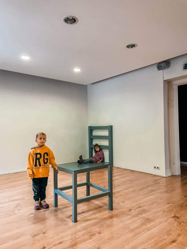 chłopiec przy dużym krześle