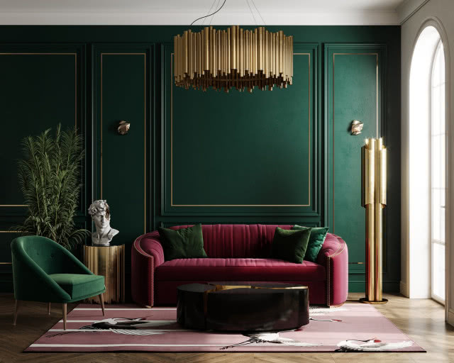 zielona ściana i burgundowa sofa