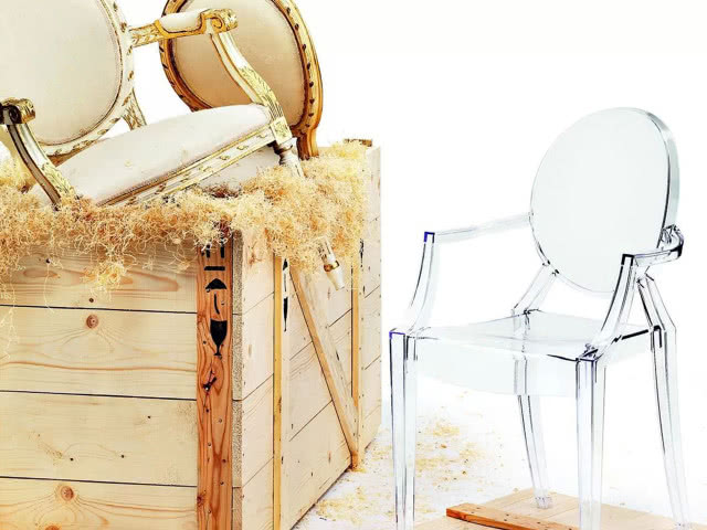 przezroczyste krzesło obok skrzyni drewnianej