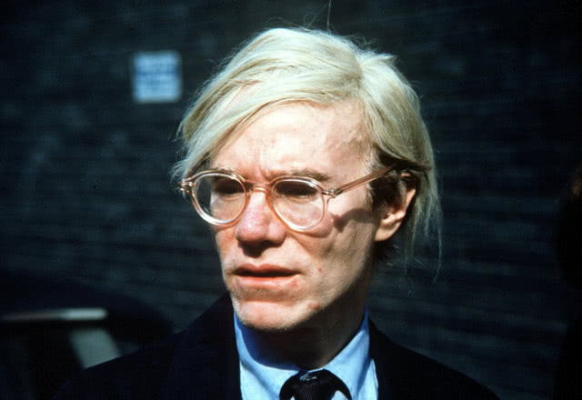 andy warhol w charakterystycznych okularach