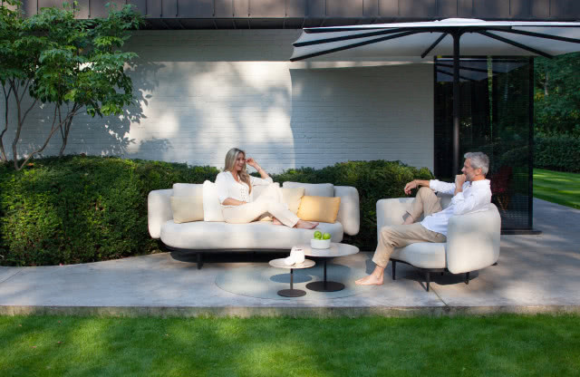 meble ogrodowe i na taras, parasol, trawa, krzewy, drzewo, dom