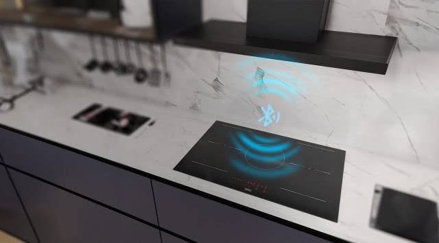 okap, płyta grzewcza, czarne meble kuchenne, bluetooth, półki