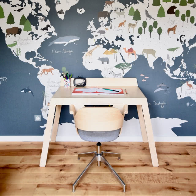 biurko na tle mapy świata
