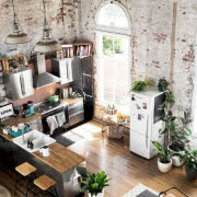 Aranżacja salonu z czerwoną cegłą. Fot. Pinterest