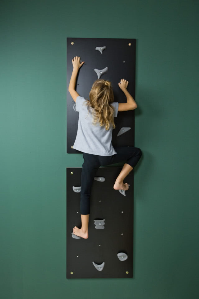 dziewczynka wspina się po ściance wspinaczkowej