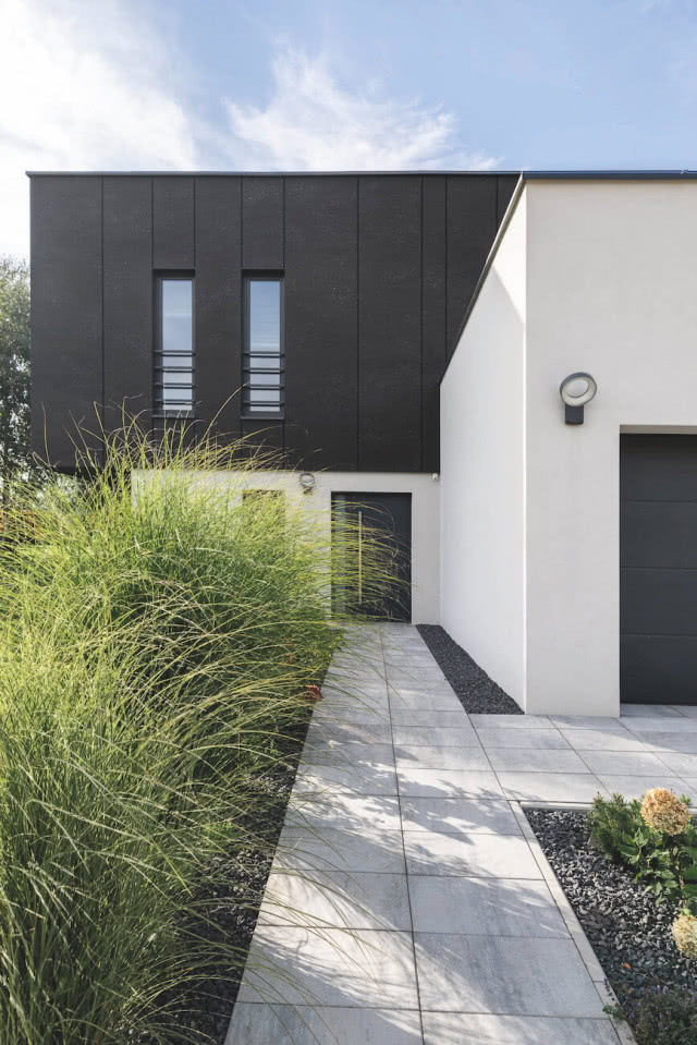 czarny kolor fragmentu elewacji domu z boniowaniem