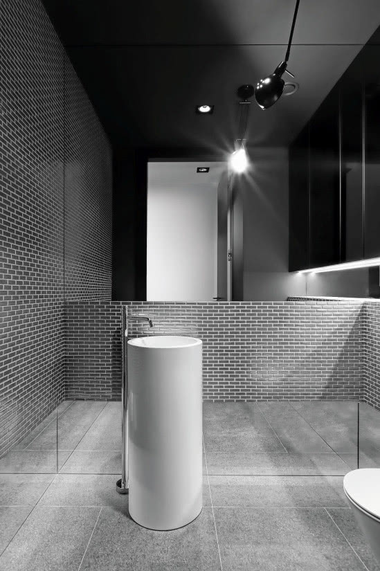 Toaleta gościnna wyłożona jest w całości mozaiką Sicis, która imituje surową stal ryflowaną