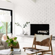 Aranżacja salonu z czerwoną cegłą. Fot. Pinterest